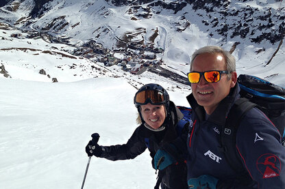 Familie Küng mit Tal im Hintergrund Familie Küng mit Tal im Hintergrund