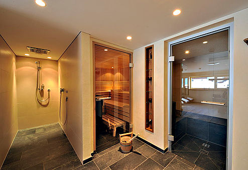 Haus Küng Saunaraum mit Dusche