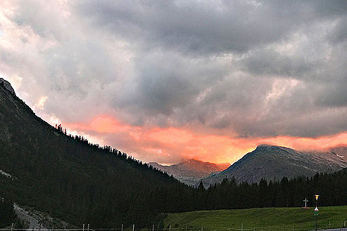 Sonnenuntergang zwischen den Bergen